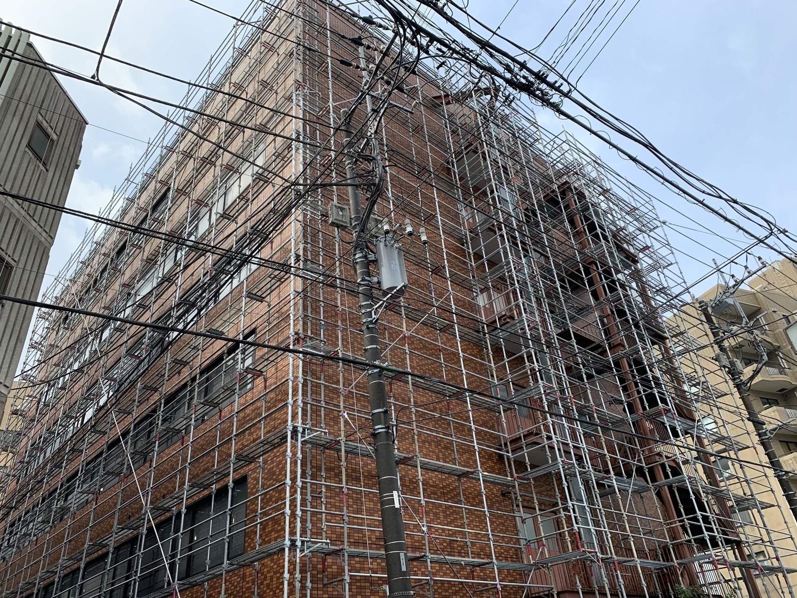 建物の外周に足場を組んだ現場